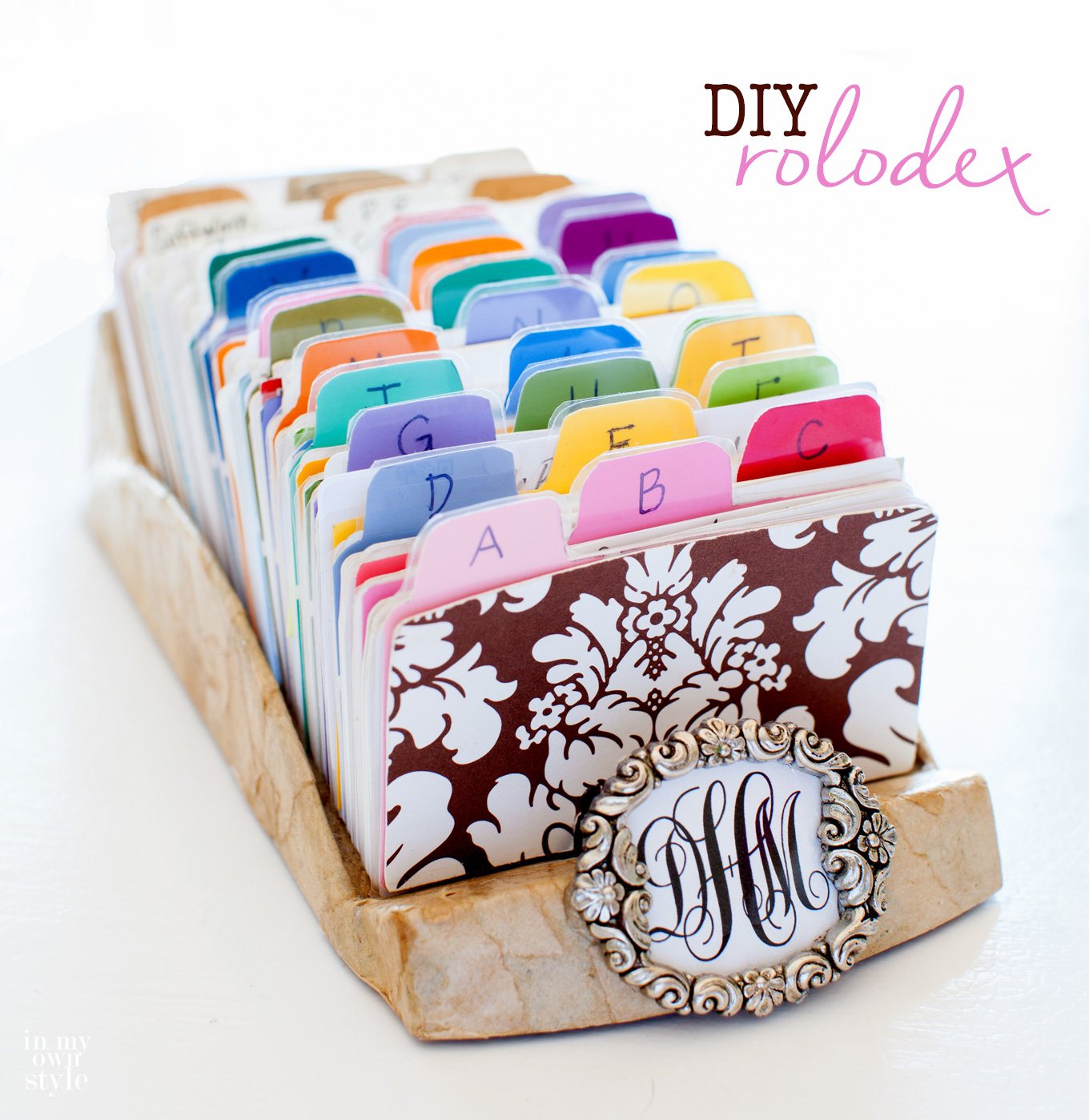 Nee to organize your office desk? Do you like to DIY and paint chip crafts? Then you may want to make this unique and colorful Rolodex to help you organize your office desk. It is an easy DIY organizer that will become your most valued assistant. | Oducu