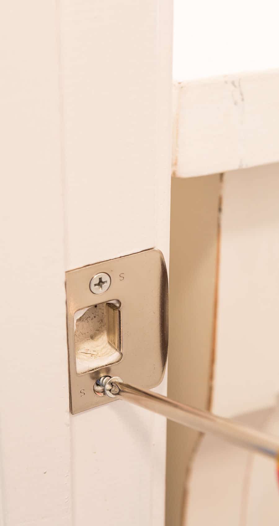 How to replace a doorknob