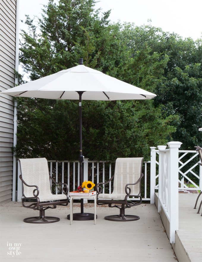 Love this umbrella and base that don't need a table to hold it up