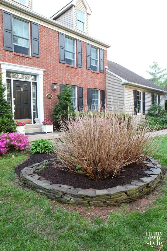 Mulching-flower-beds-for-Spring-flowers