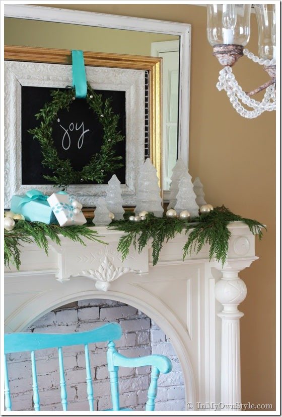 Christmas-Mantle-Decorating