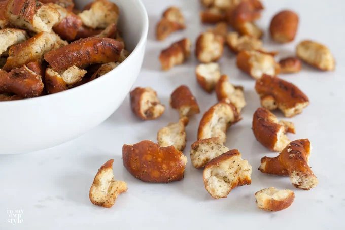 Make-these-garlic-pretzels-to-give-as-a-hostess-gift-or-just-to-munch-on