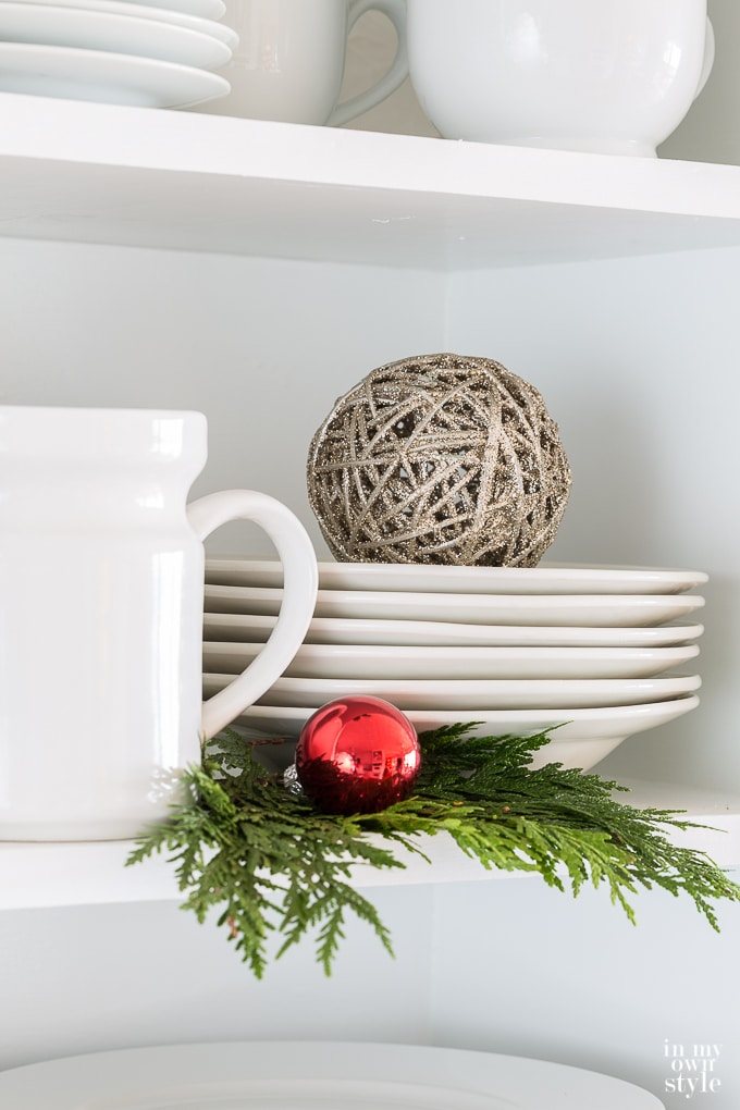 kitchen-shelf-christmas-decorating