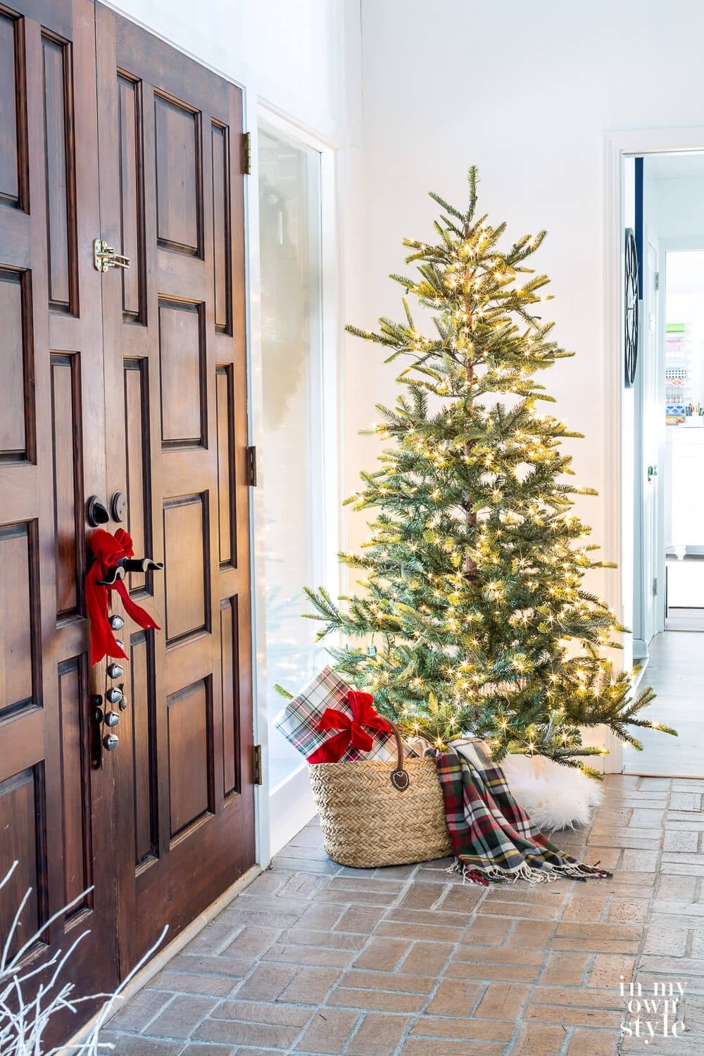 20+ Christmas Entryway Decorating Ideas