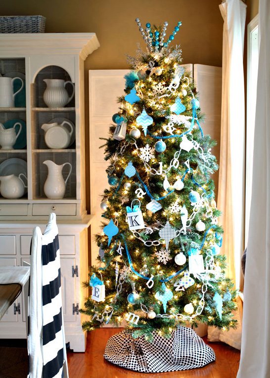 Christmas-tree-skirt-DIY-made-using-fabric-yardage