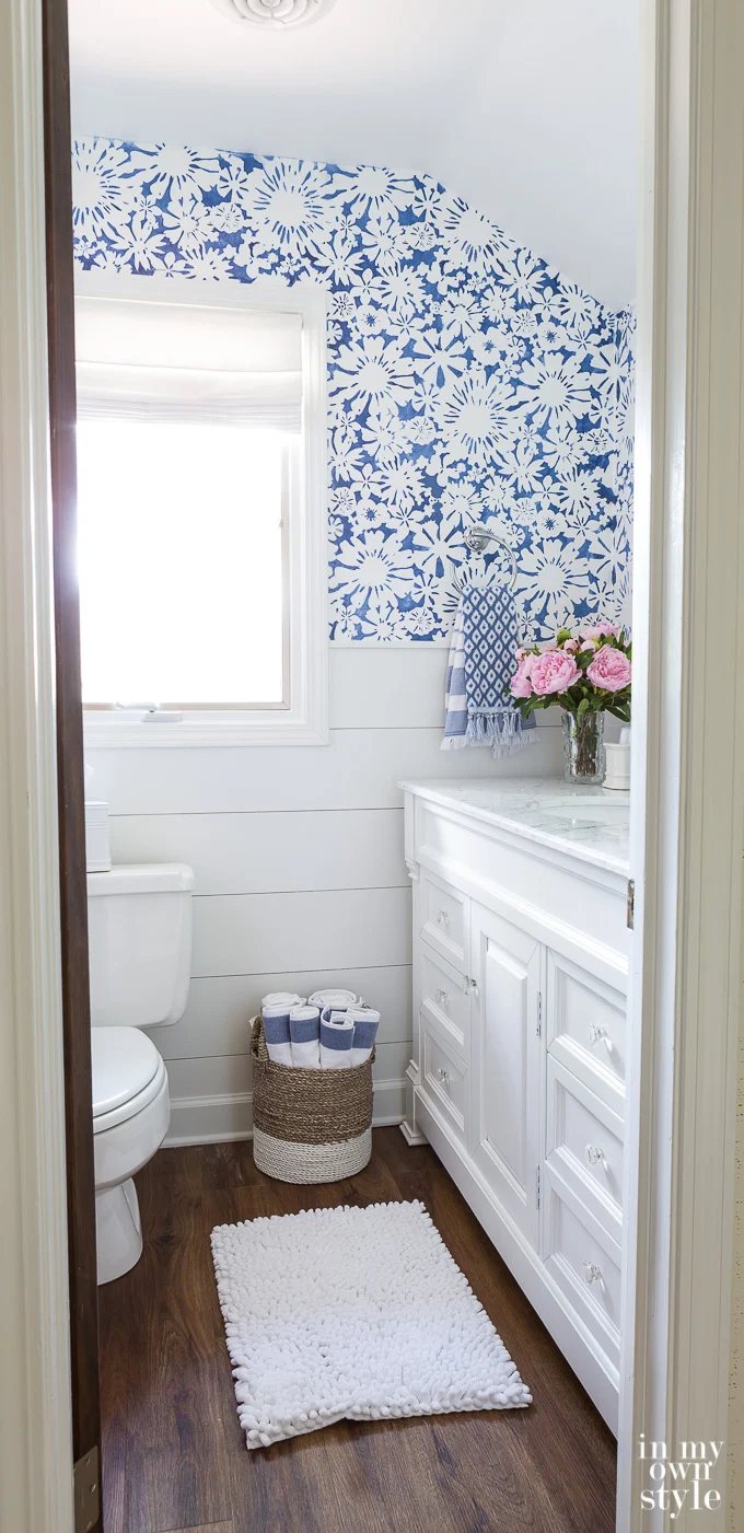 Create Faux Wallpaper Using Paint and a Stencil
