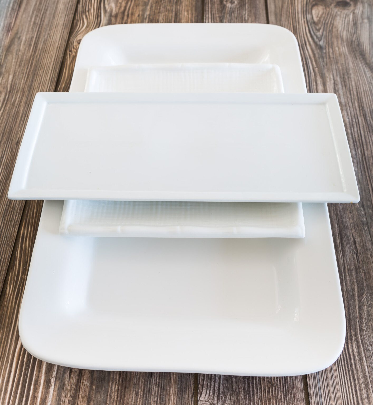 3 white ceramic trays for food can be used to decorate a home.