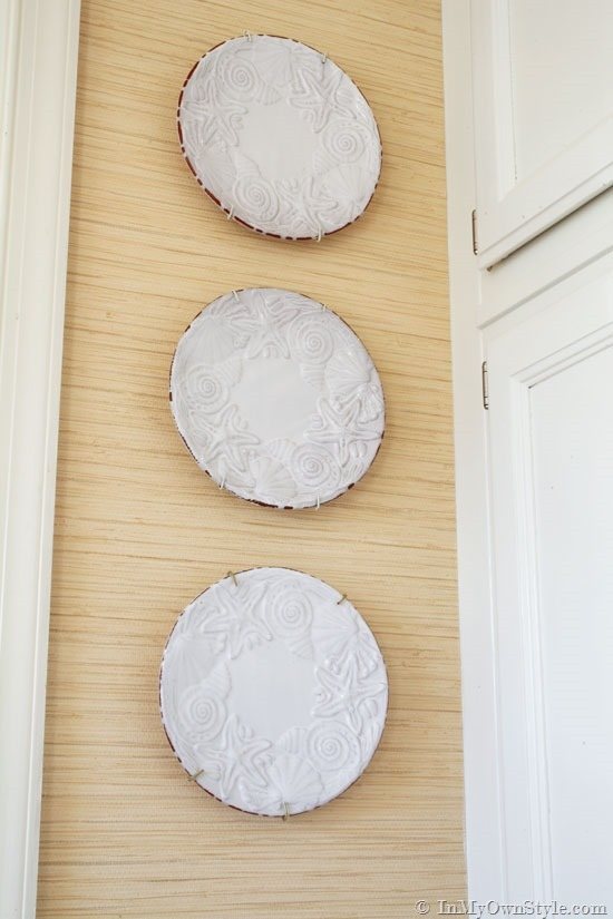 Plates-hanging-on-kitchen-wall