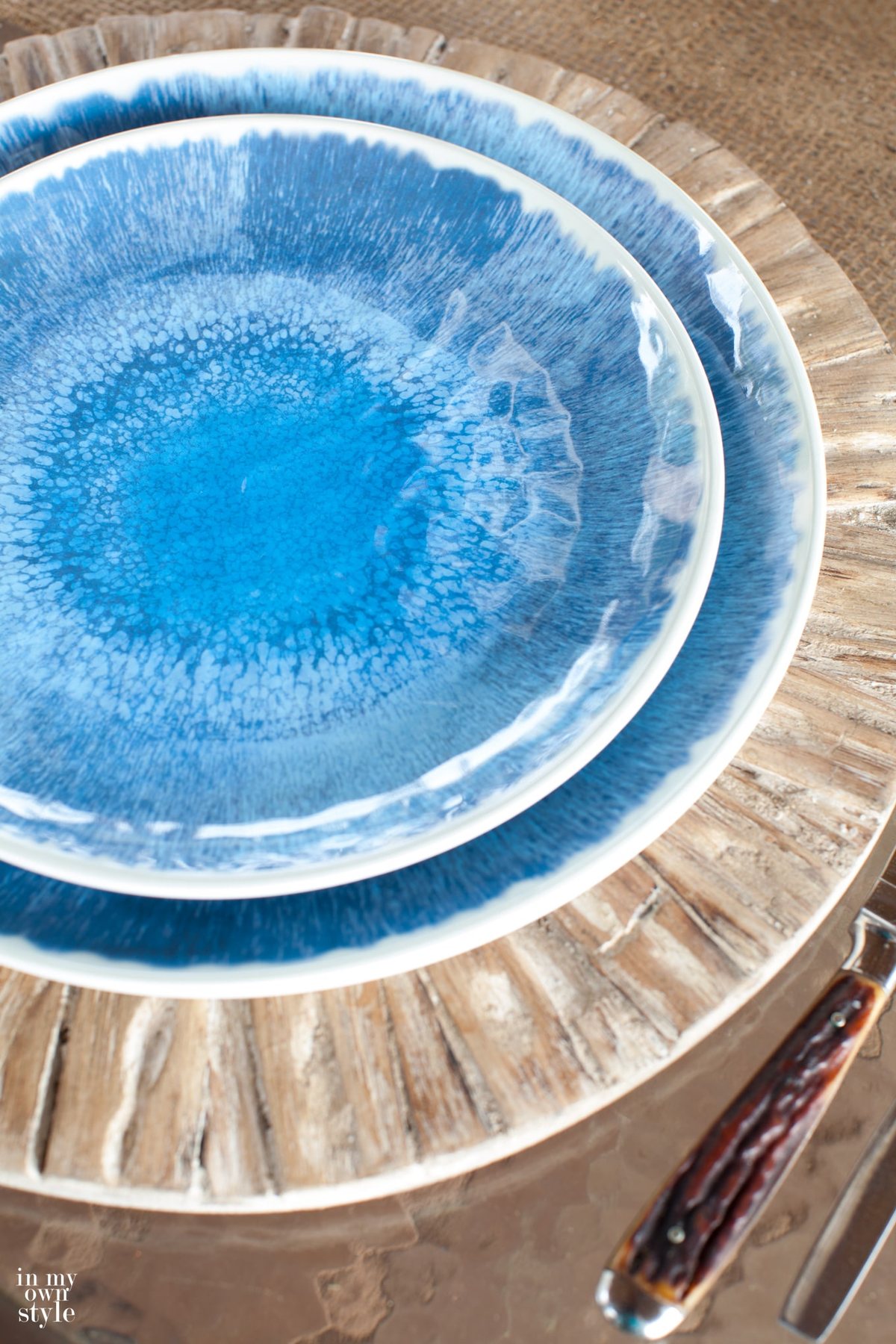 Melamine-dinnerware-in-blue-and-white