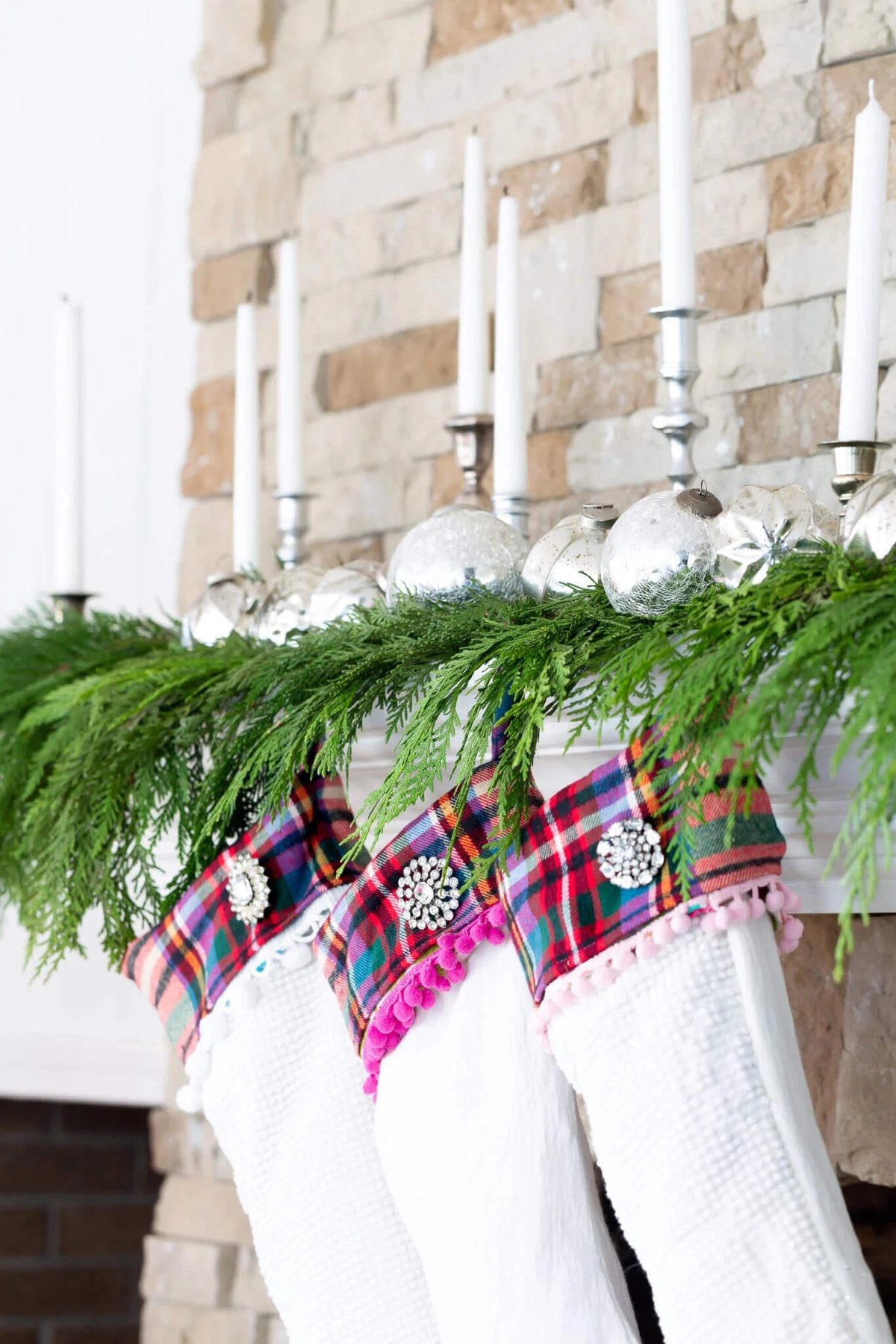 Christmas-Plaid-Candlelit-Mantel-Decorating-using frames and candles