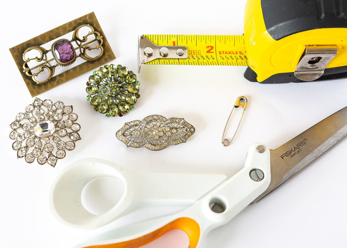 supplies needed to make a decorative throw pillow in 5 minutes.