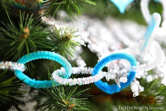 Pipe-Cleaner-Christmas-Garland-tutorial