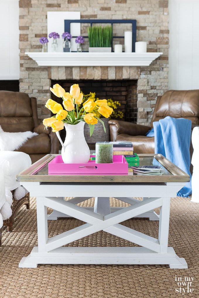 Spring decorating in a living room made easy and on a budget with this spring coffee table styling tray hack