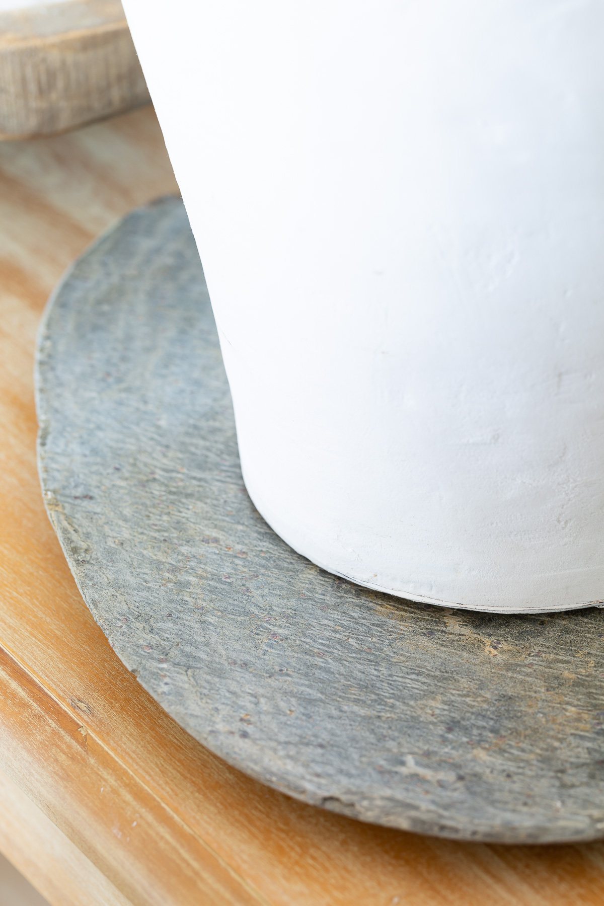 Summer decor idea - use a charcuterie board as a base accent for a table lamp.