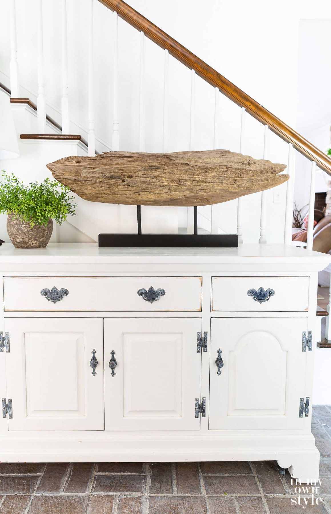 Make your own modern art using driftwood to make a table top display stand for it. DIY Wood Artifact Stand accent decor.