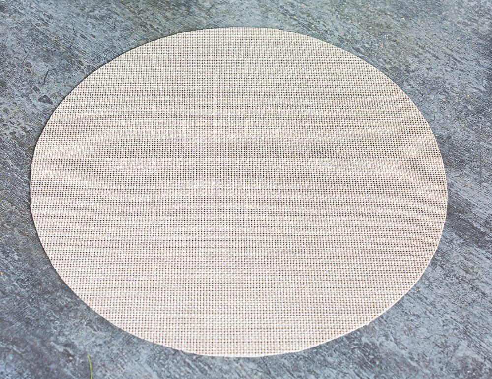 No sew DIY round placemat on table.
