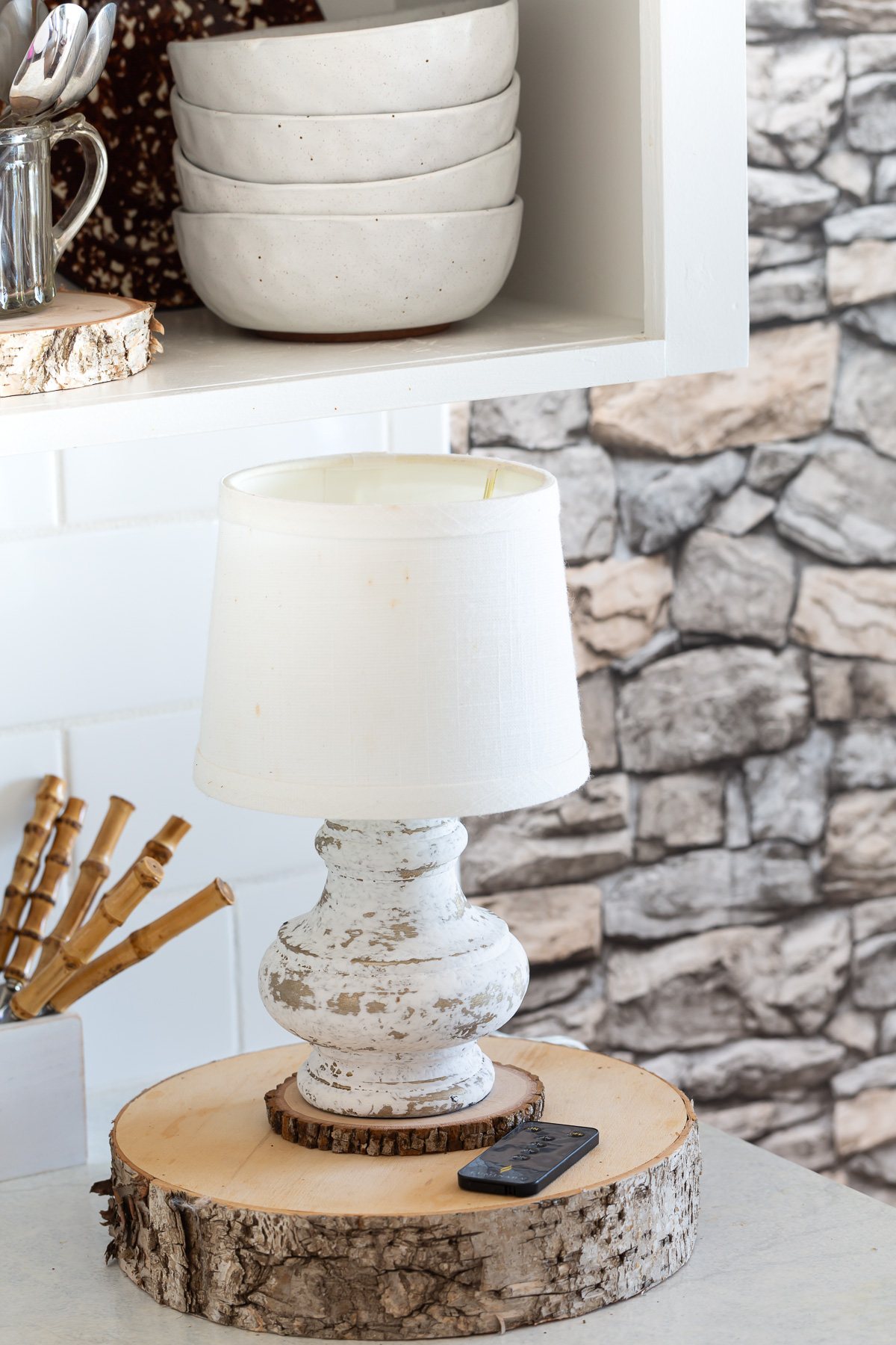 Kitchen counter lamp on a tree trunk slice.