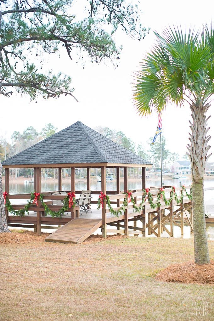 outdoor-christmas-decorating-using-cedar-roping