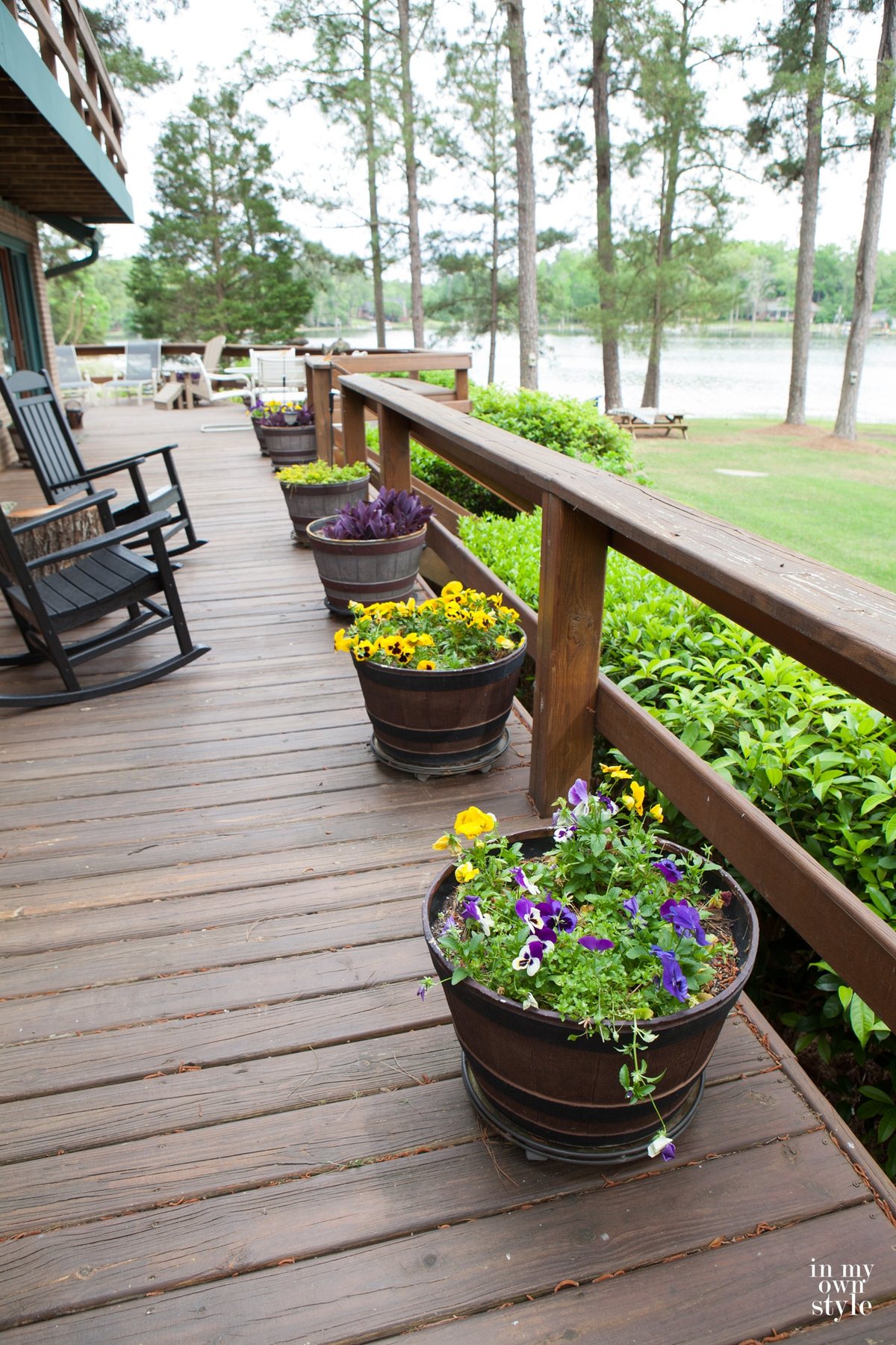 Outdoor flower planter ideas to coordinate with the exterior color of a house