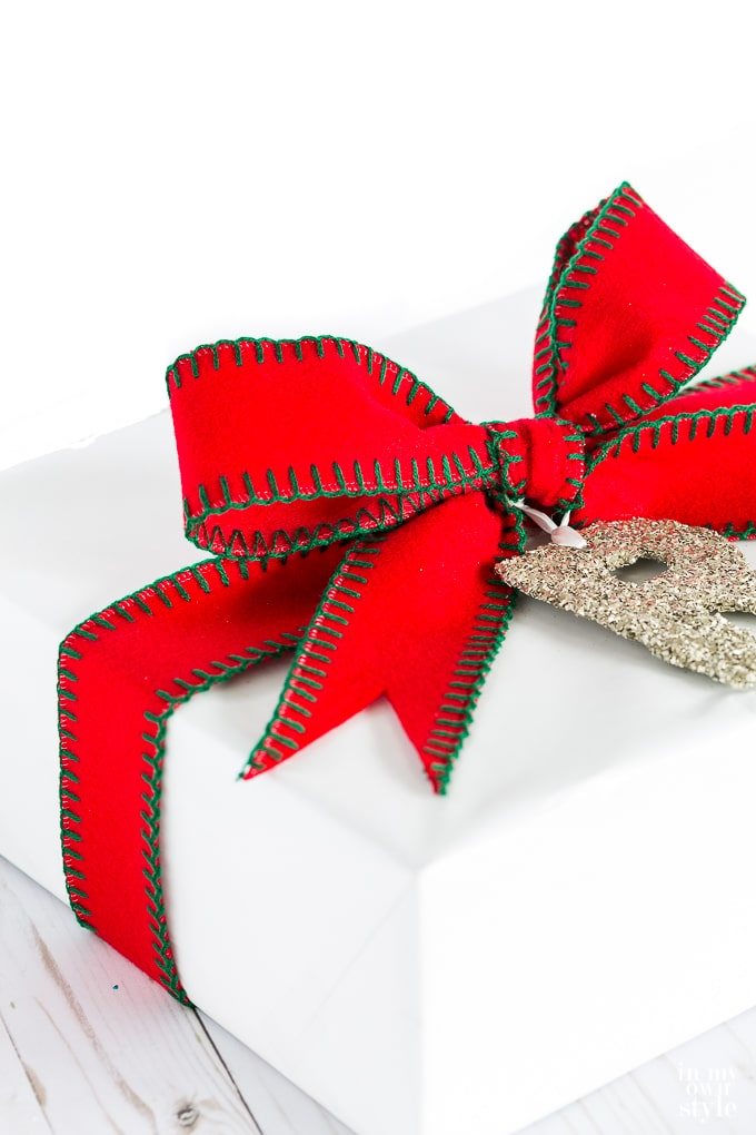 Creative and easy gift wrapping ideas for Christmas using felt ribbon