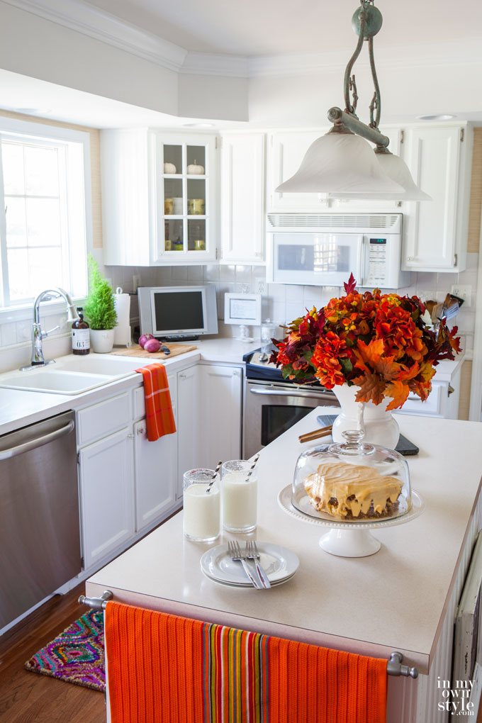 Fall-Orange-and-White-color-scheme-Kitchen-Decorating-Ideas