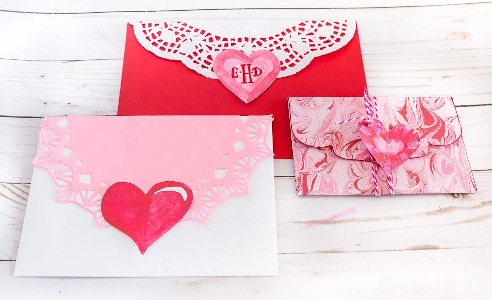 Valentine card making ideas using paper, a free printable and doilies.