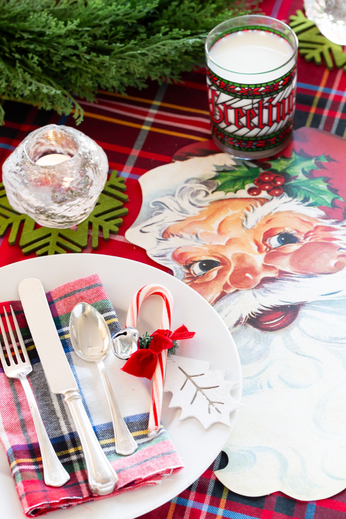 Fun & Festive Christmas Dinner Table Setting