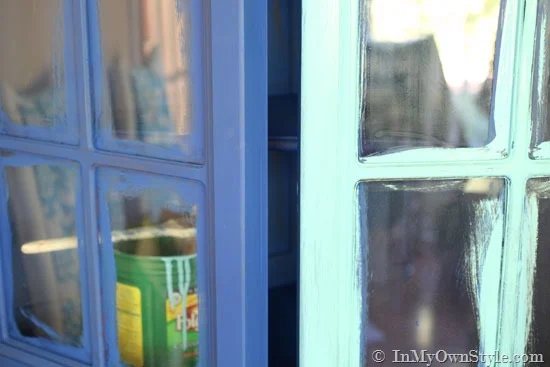 How-to-use-two-colors-of-chalk-paint-on-one-piece-of-furniture