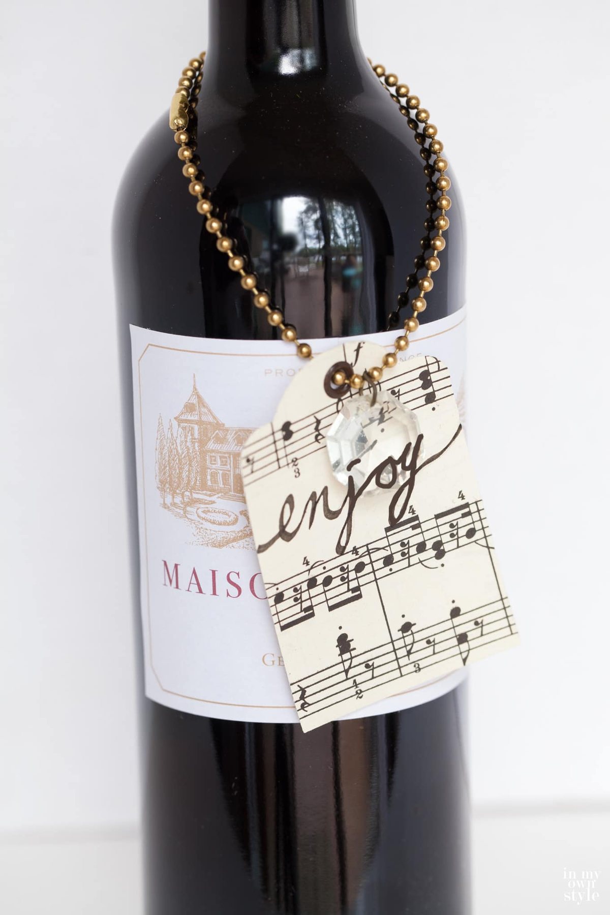 How-to-wrap-a-bottle-of-wine-to-give-as-a-gift