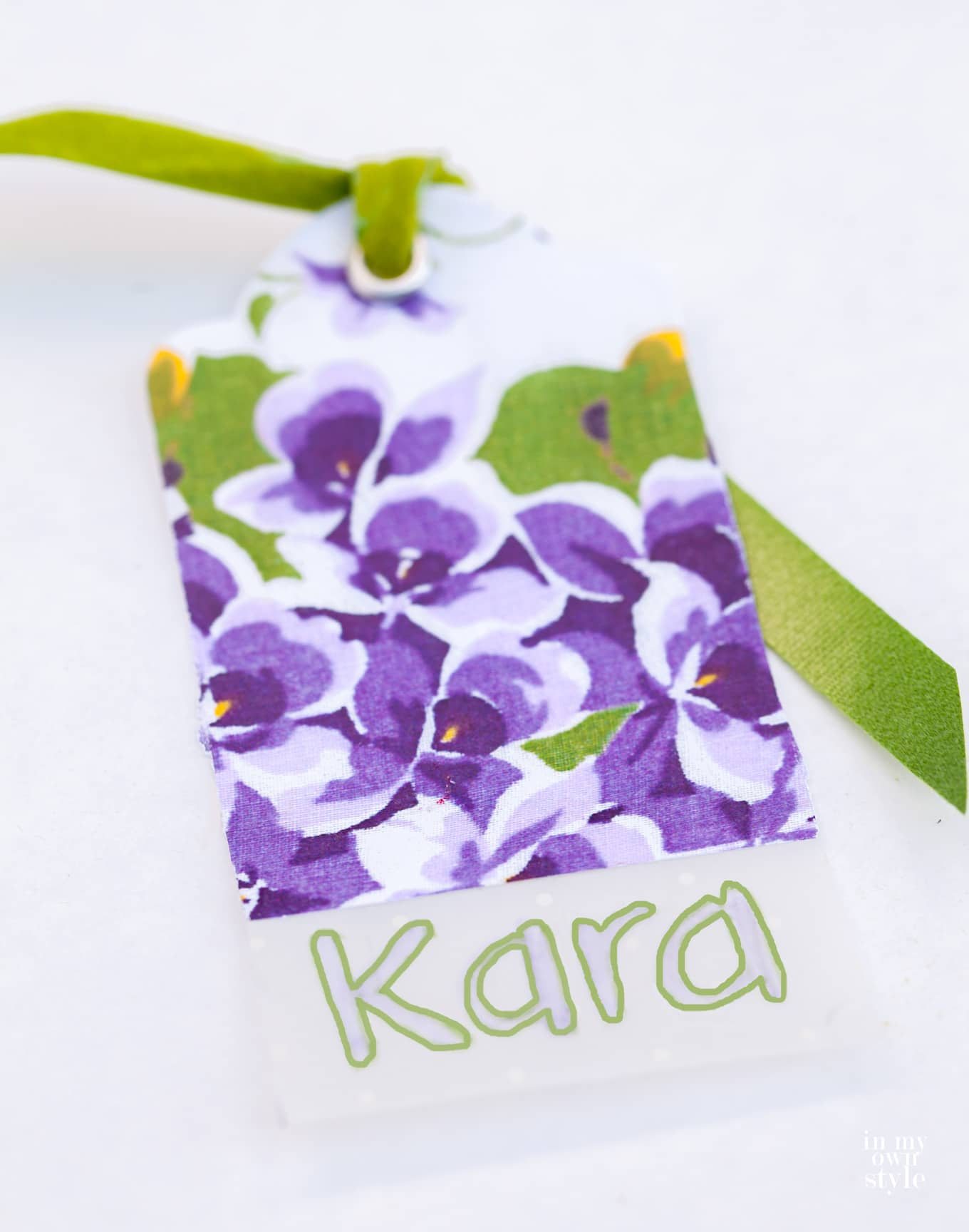 How-to-make-gift-tags-using-vintage-hankerchiefs
