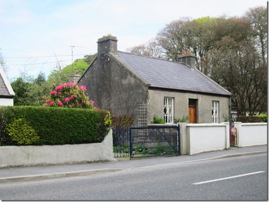 Ireland-houses-hedges