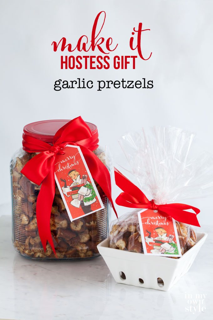 Garlic pretzel recipe that is easy to make and perfect to wrap up in style to give as a holiday hostess gift. | Oducu