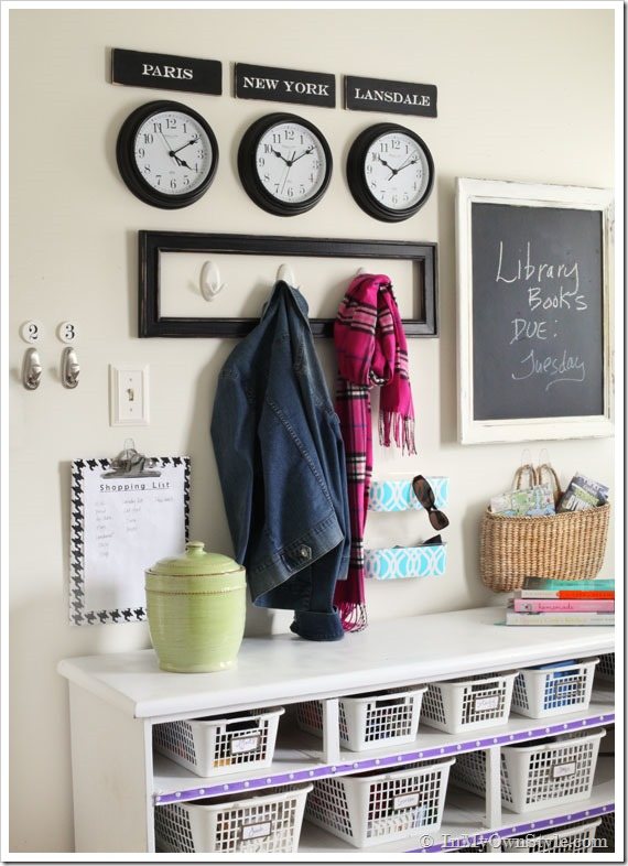 Command-Brand-Hooks-in-Mudroom