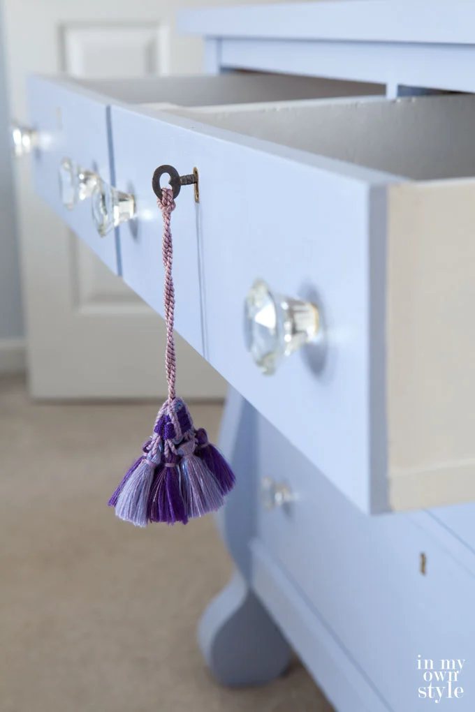 How to Chalk Paint a Dresser With a Modern Finish