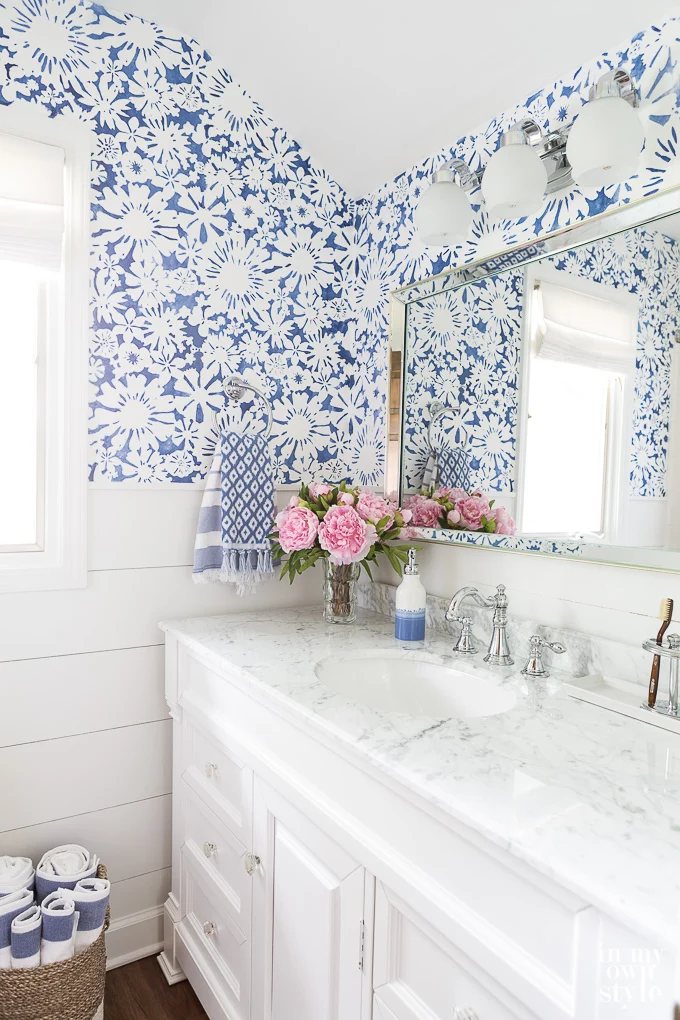Blue and white bathroom decorating ideas