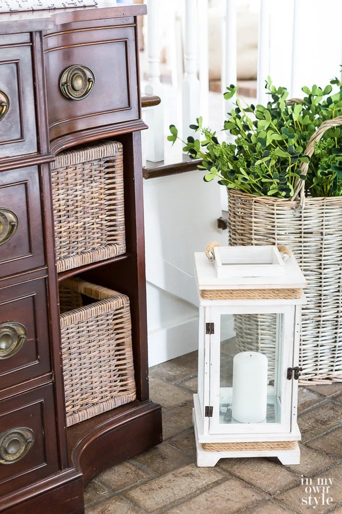How to change the color of a wicker basket with paint so it still looks-natural