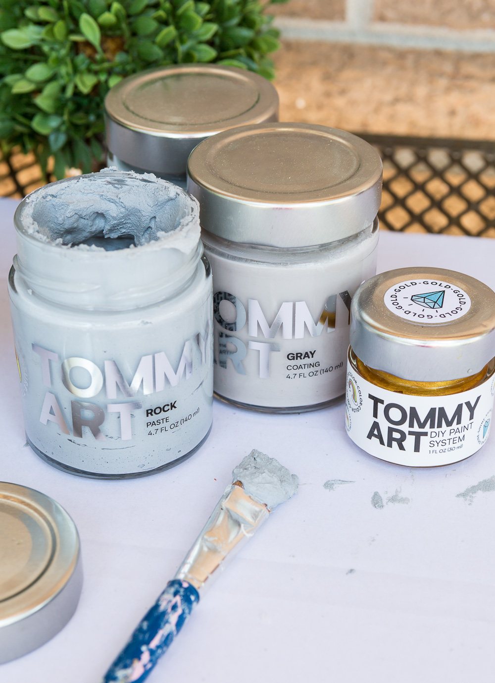 How to paint faux stone look on a plastic flower pot using Tommy Art paint. It is a stone effect paint that is so easy to apply to achieve the look of real stone, rock or stucco.