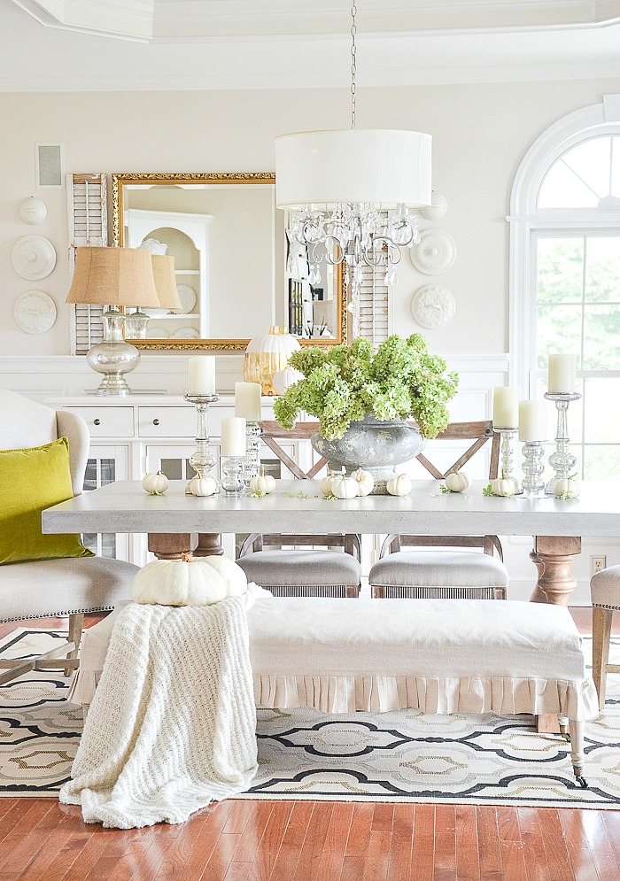 Neutral colors used to decorate a dining room.
