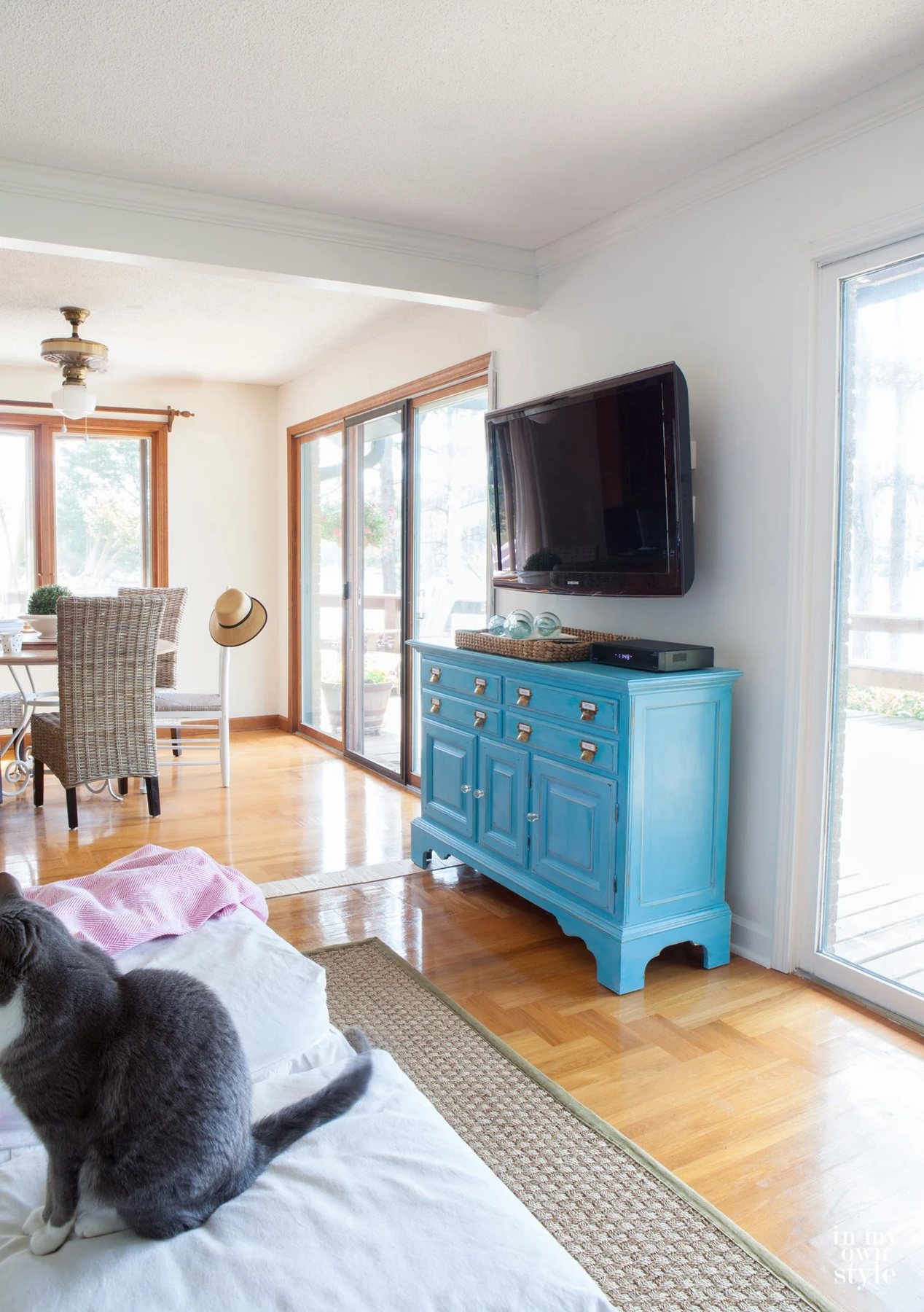 How to hang a swivel TV mount for $50 . You can also hide the cords using this kit. | Oducu