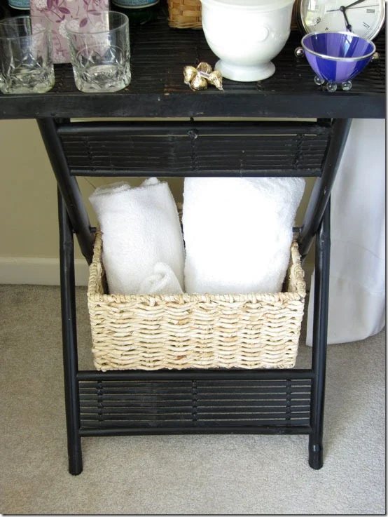 Basket-under-tray-table