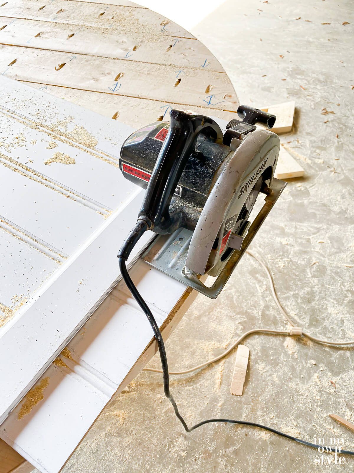 DIY wood jig made to cut a round table out of pine boards.