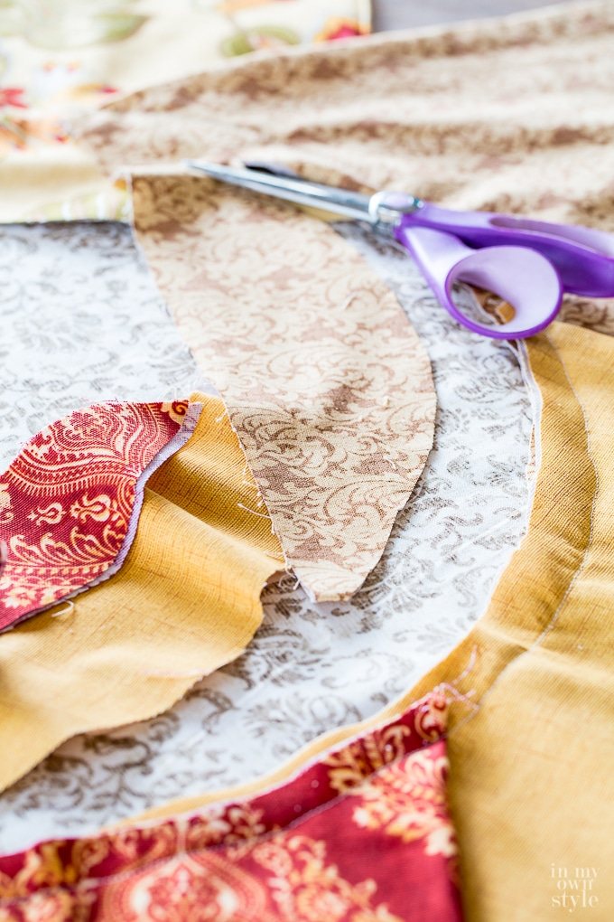 Thanksgiving table cloth for a round table