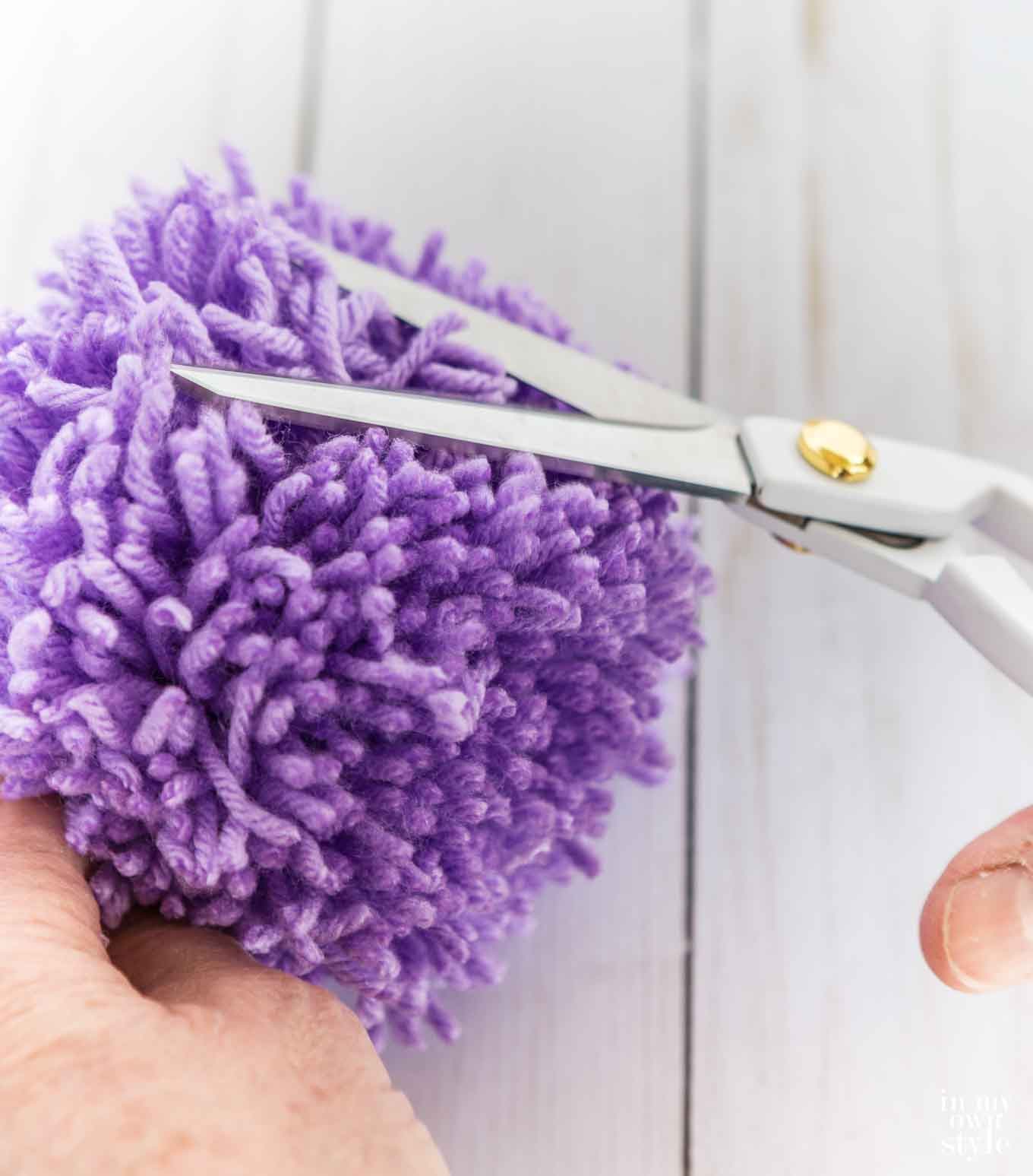 How to make a yarn pom pom