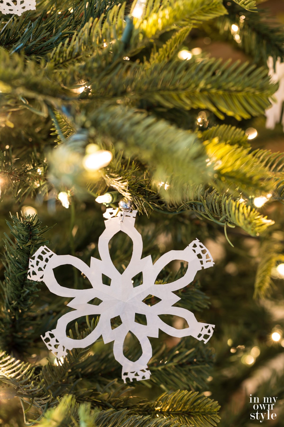 How to make a pretty paper snowflakes using round doilies.