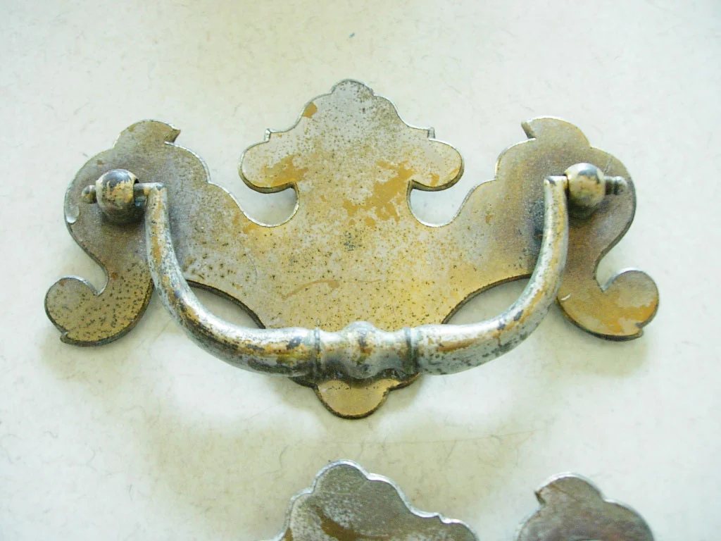 How to paint drawer pulls