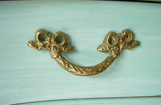 How to change furniture hardware