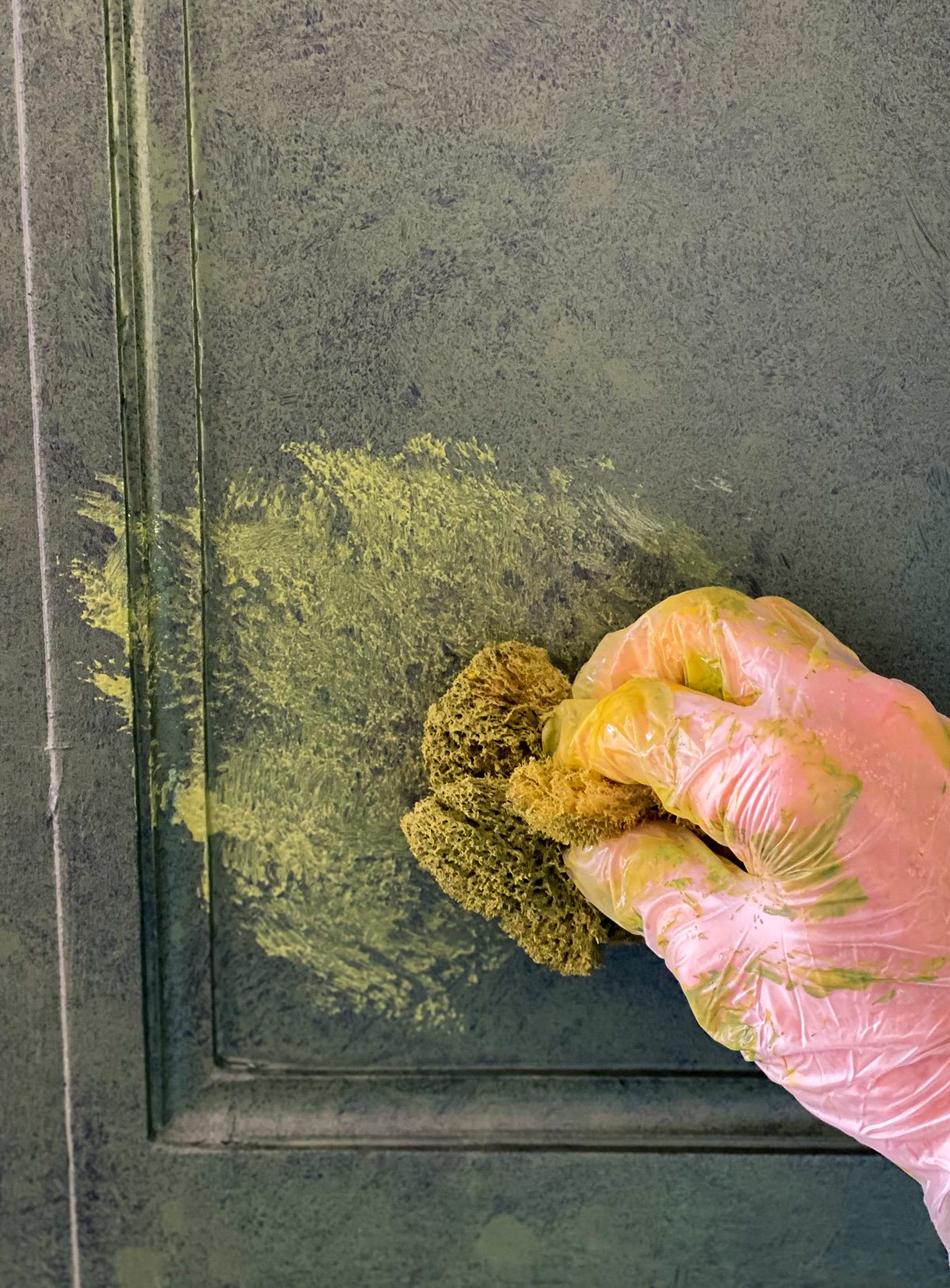 How to Glaze Furniture Antiquing using a sea sponge