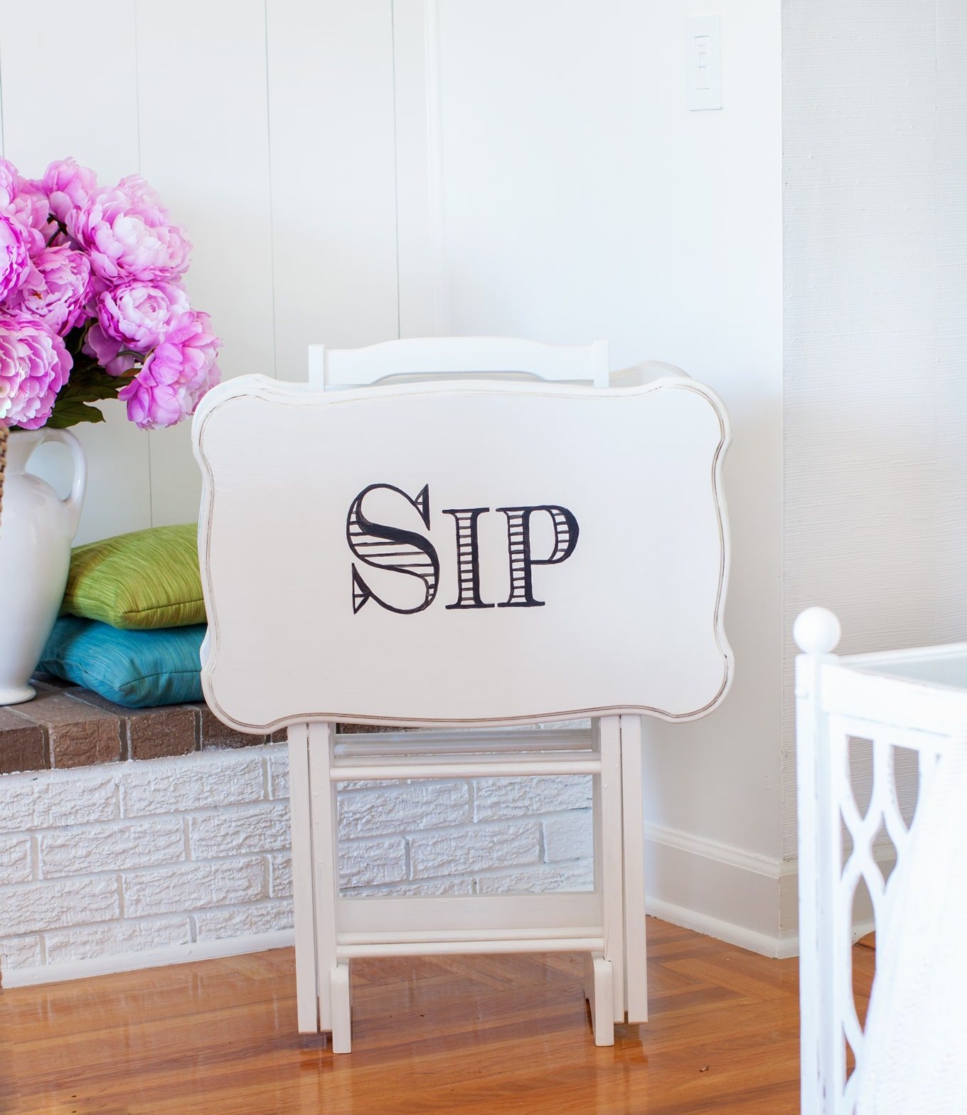 How to paint a TV tray and add lettering
