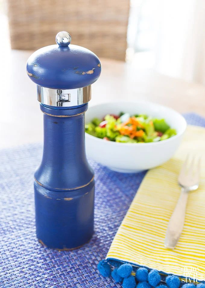 How to paint a pepper grinder or any small wooden object with chalk paint or any paint for that matter. Navy blue pepper grinder.