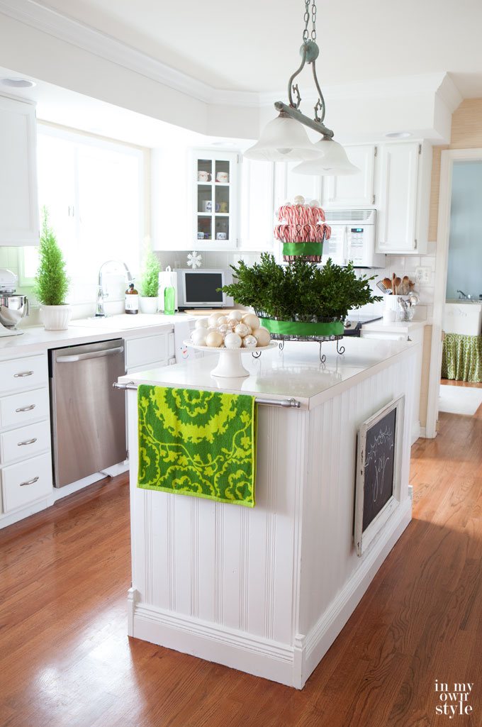 Decorating-the-kitchen-for-Christmas